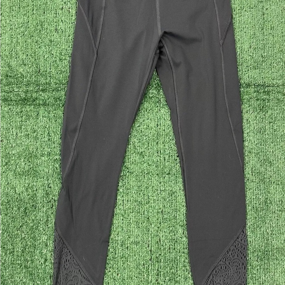PINK Victoria’s Secret LeggingsW/Laser Cut design XS Lightly Worn FAST SHIPPING!